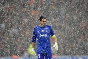 国家队后卫线人员调整加强防守转换与战术执行力，球队后卫