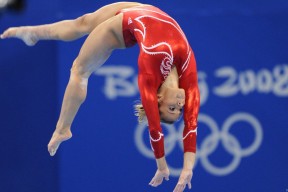 教练组战术会议频繁寻找突破口提升比赛执行力，教练布置战术