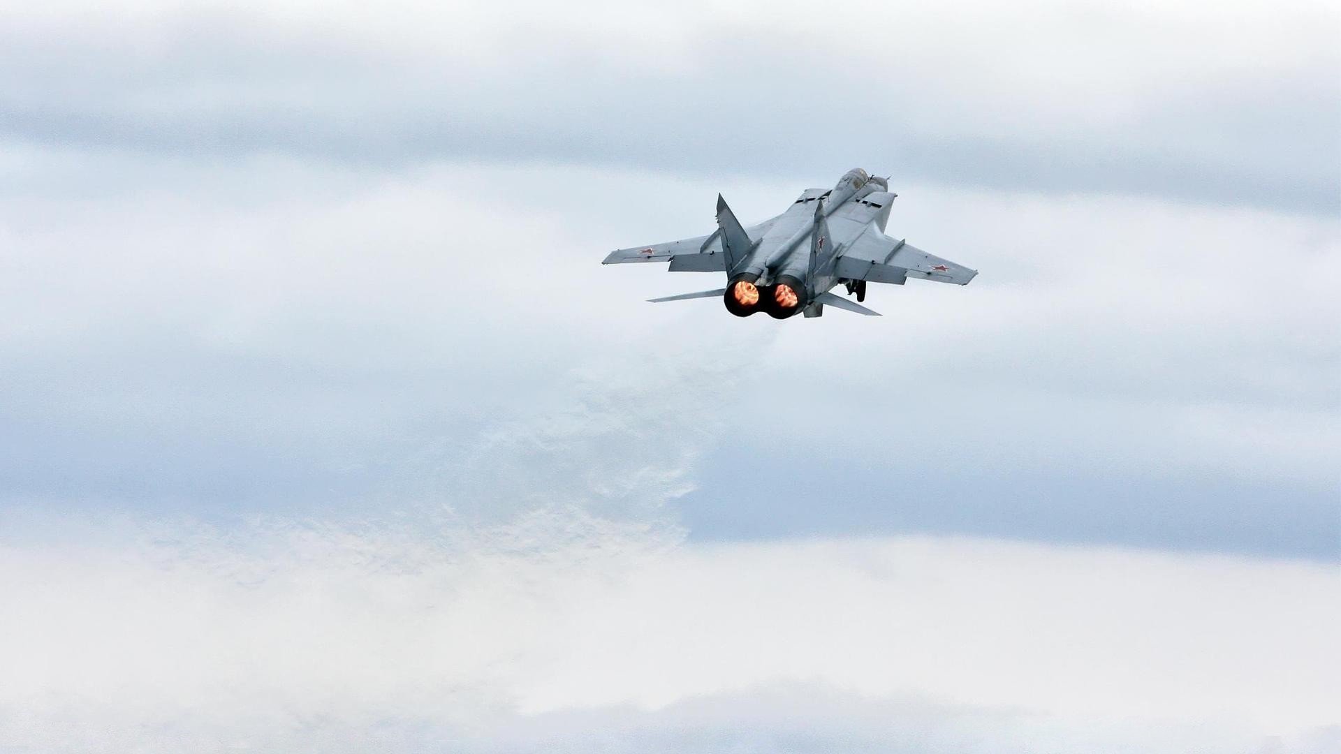 校园足球指导教师专业性参差不齐，校园足球师资力量薄弱