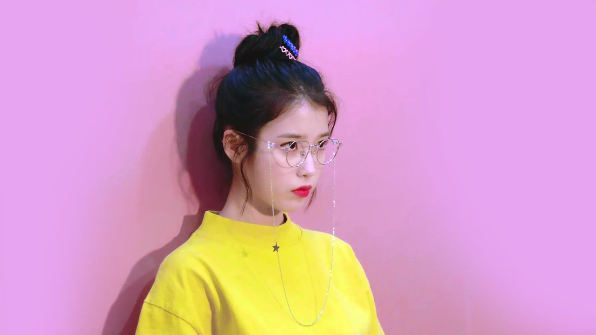 校园足球指导教师专业性参差不齐，校园足球师资力量薄弱