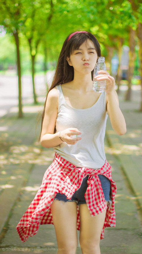 图穆亚通过精准的传球与突破，打破对手防线，穆拉德忠·图伊奇耶夫